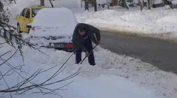 Изтеглиха затънала патрулка в снега 