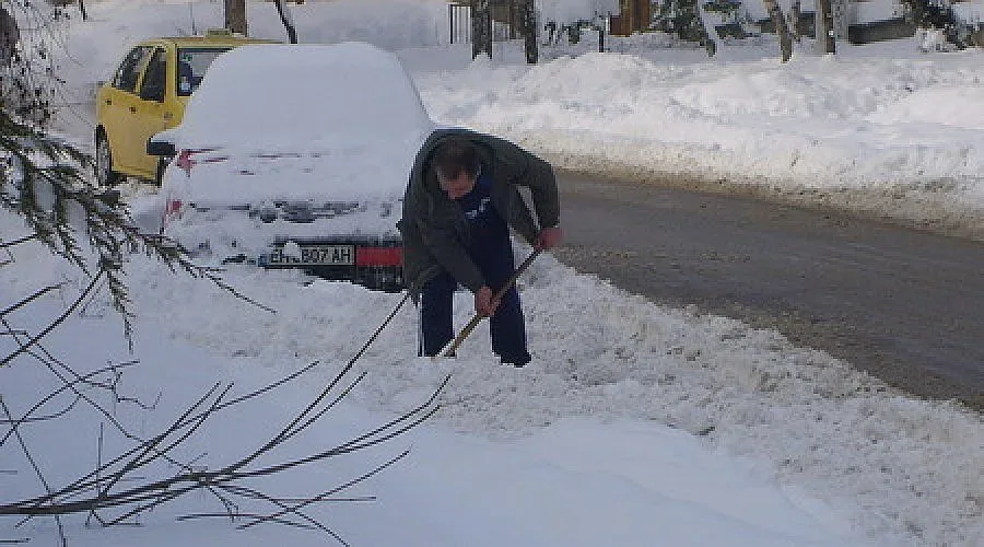Изтеглиха затънала патрулка в снега 