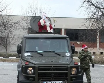 Дядо Коледа яхна брониран джип