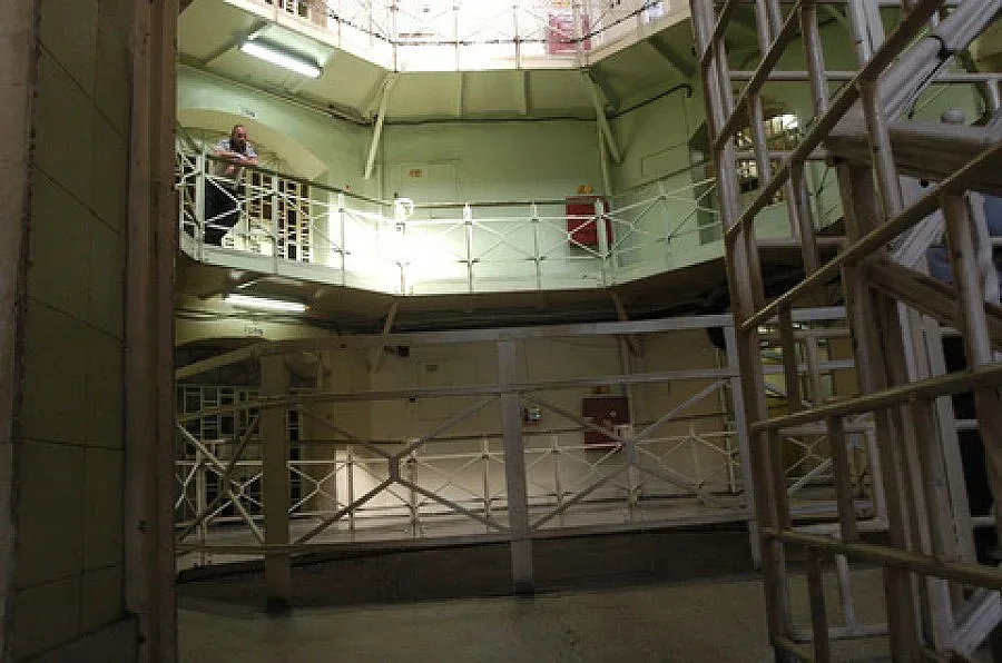 Надзиратели рекетират затворници