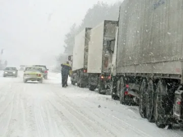 Спират тировете по график