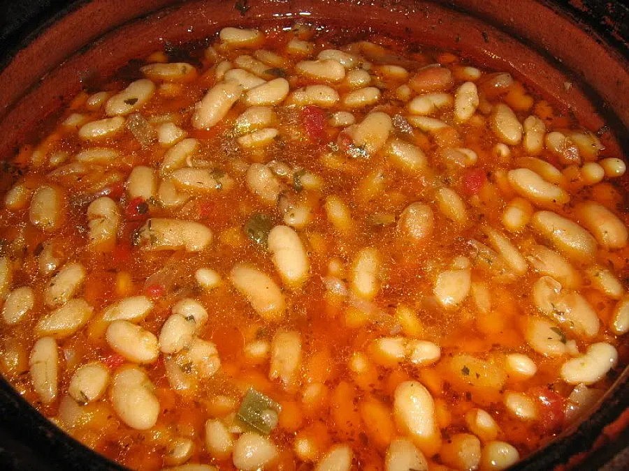 Габровци с боб и ракия за апокалипсиса