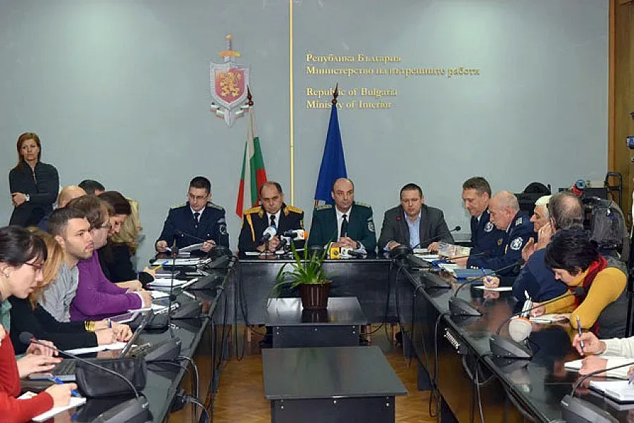 Полицаи пълнят молове и кръчми 