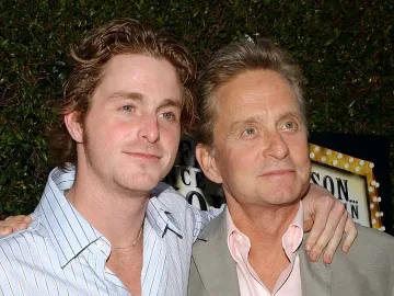 Пребиха сина на Майкъл Дъглас в затвора