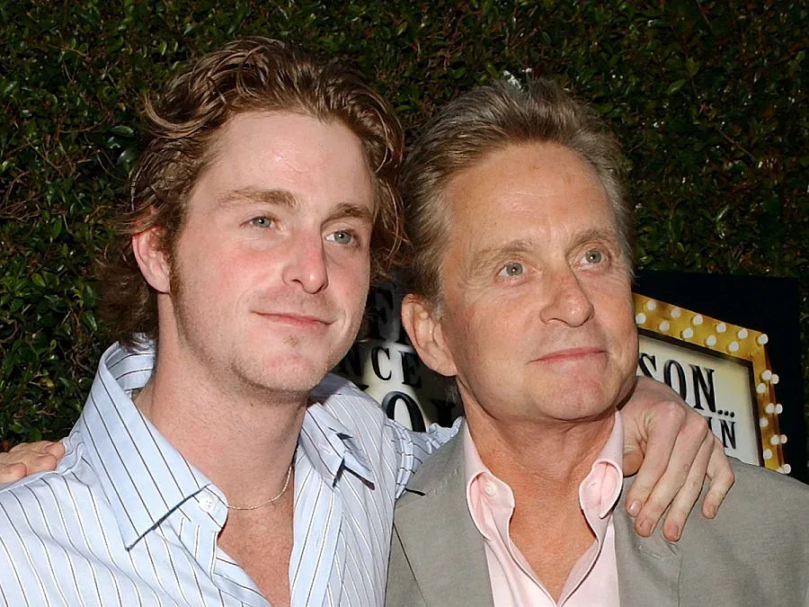 Пребиха сина на Майкъл Дъглас в затвора