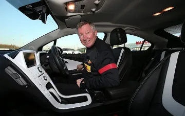 Сър Алекс подкара Chevrolet Volt