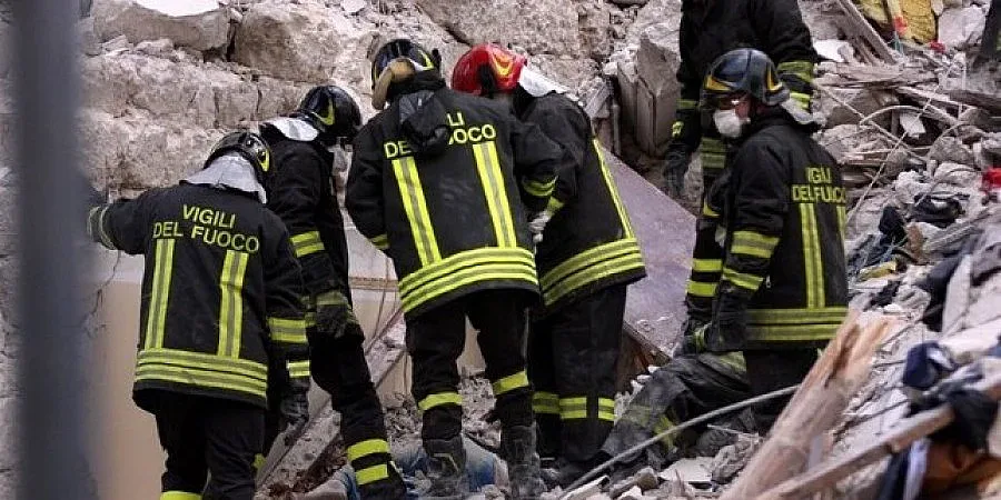 Двама загинаха под рухнали сгради в Палермо