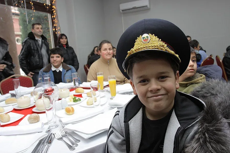 Деца на загинали полицаи учат за актьори