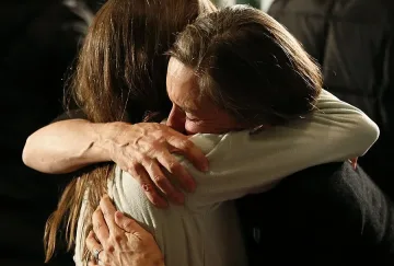 Мамо, аз съм окей, но приятелите ми са мъртви