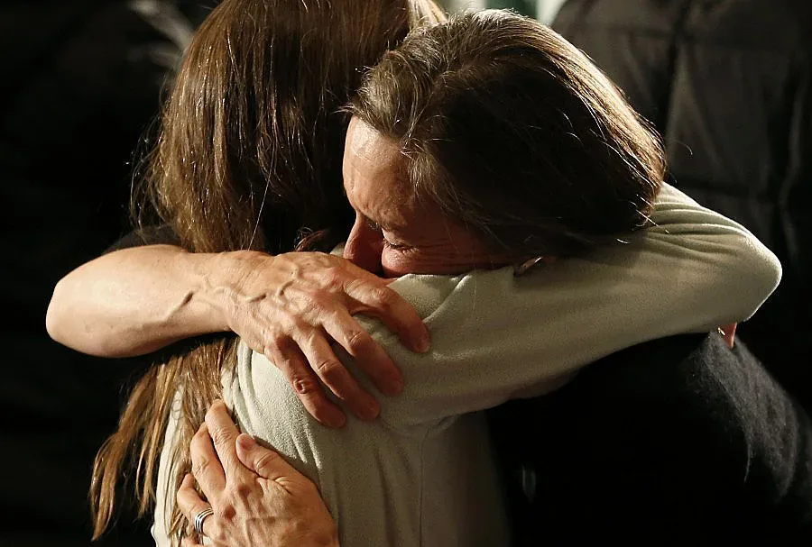 Мамо, аз съм окей, но приятелите ми са мъртви