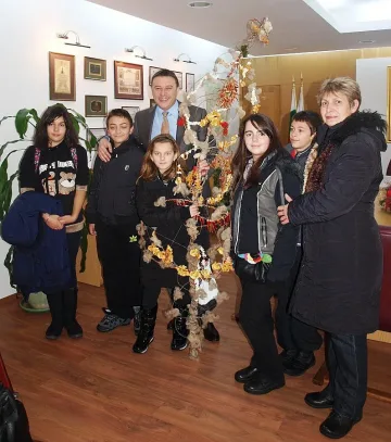 Стовариха 3-метрова сурвачка върху кметски гръб