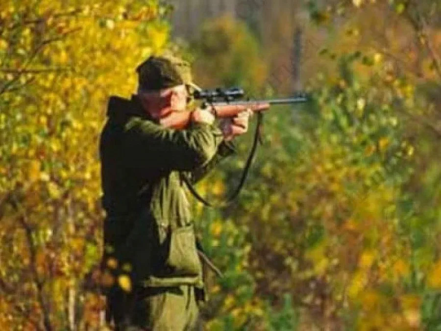 Стражари пазят ловците