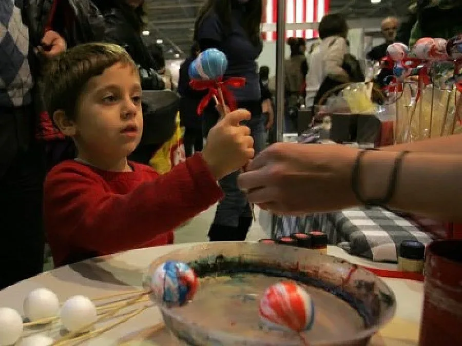 Деца събират пари за болна учителка