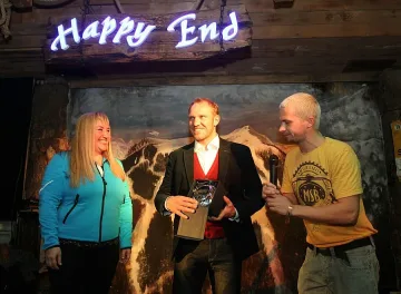 Изненадаха Херминатора със заря и кристал в Банско