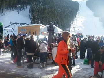 Гърци на ски и пикник в Пирин