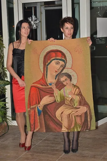 Бизнесмен брои 5 бона за тъкана икона