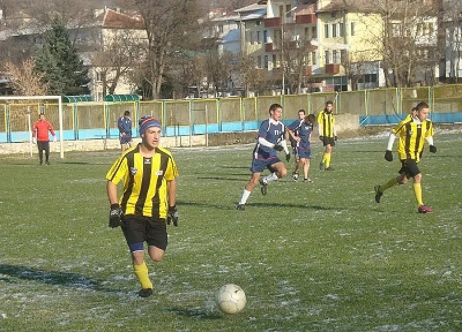 Футболен мач събира пари за болно дете 