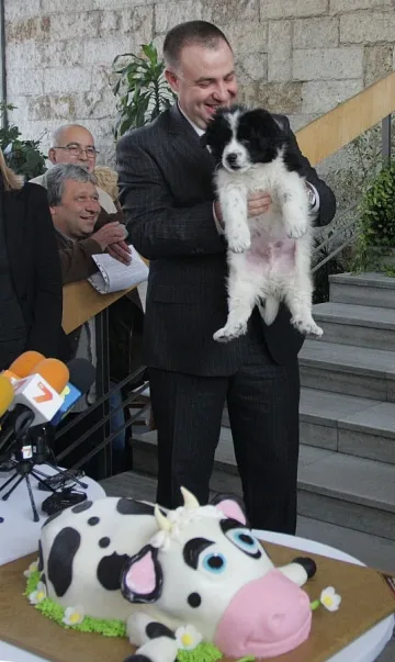 Екипираха Найденов с бронежилетка и овчарки