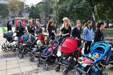 Дядо Коледа, донеси ни повече деца