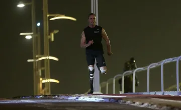 Спринтьор с ампутирани крака надбяга кон