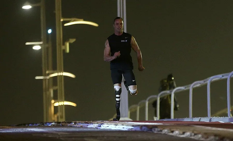 Спринтьор с ампутирани крака надбяга кон