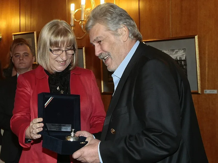 Ламбо омагьоса Цецка и целуна Менда