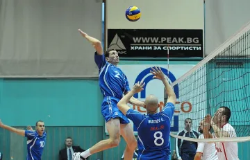 Бомби и бутилки спряха волейболен мач на "Левски"