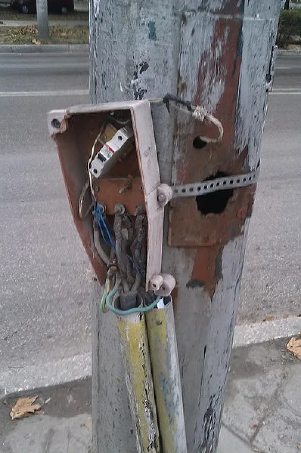 Уличен стълб опърли ръката на третокласник