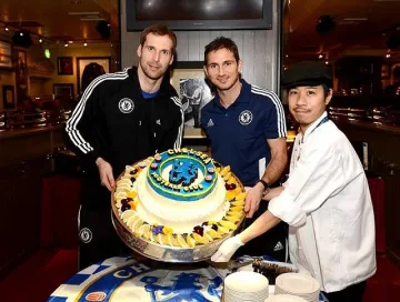 Глезят "Челси" с торта в Япония