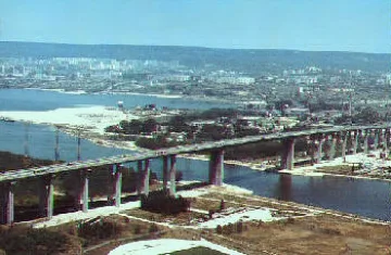 Народът лудна да се мята от моста на смъртта
