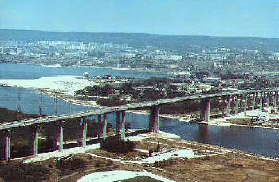 Народът лудна да се мята от моста на смъртта
