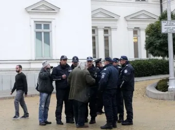 Доматени бомби до Съдебната палата 