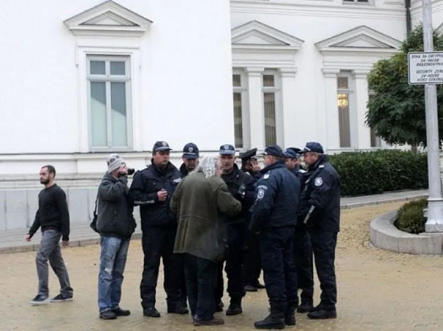 Доматени бомби до Съдебната палата