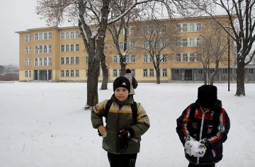 Плашат с решетки пияната учителка