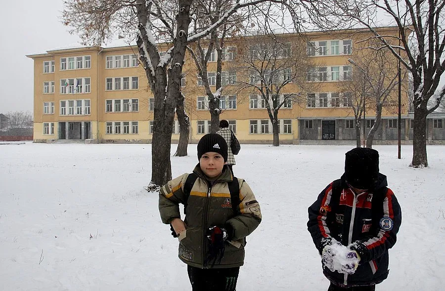 Плашат с решетки пияната учителка