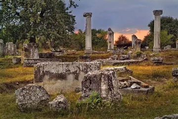 Електромобил разхожда туристи в римски град
