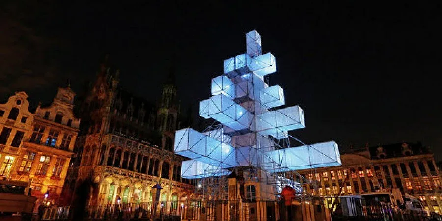 Демонтират металната елха в Брюксел