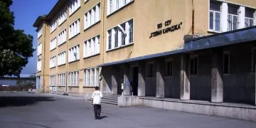 Пияна учителка подлуди училище