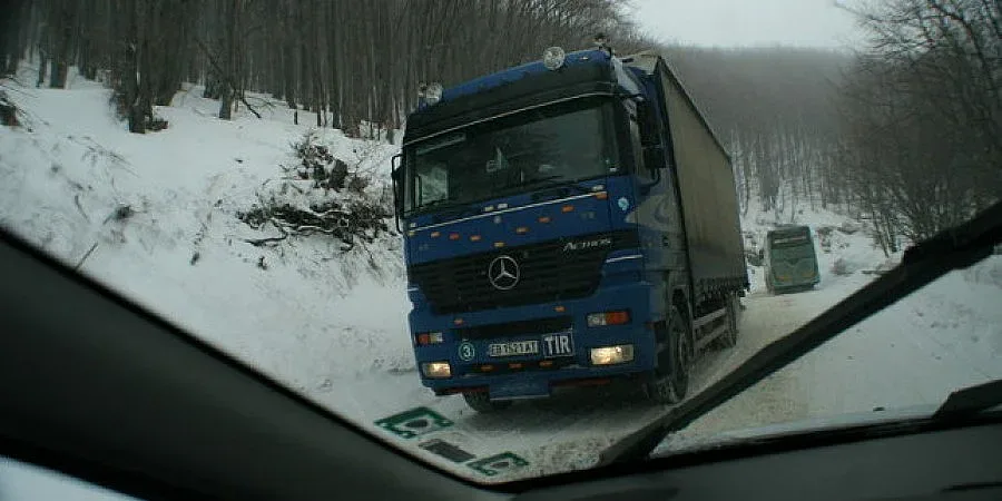 Колона от тирове на границата със Сърбия