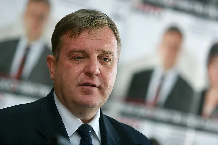 Плашат със смърт Каракачанов