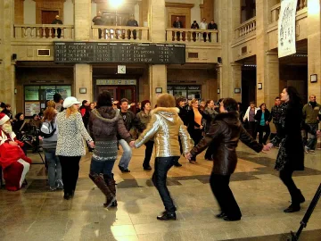 Флашмоб с ръченица на гара Русе 