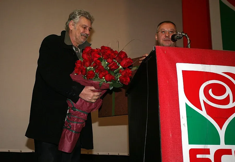 По 500 комсомолци на всеки километър