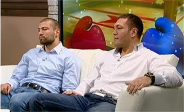 Кобрите се кефят да са под чехъл