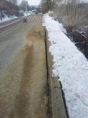 Спукан водопровод прекъсна пътя за Елена 