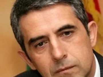 Плевнелиев пали свещ за мир в Синагогата