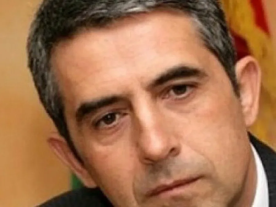 Плевнелиев пали свещ за мир в Синагогата