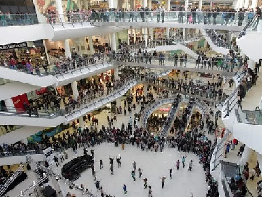 Новият мол се пропука