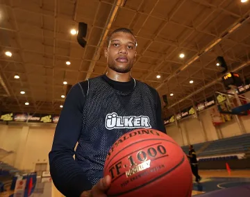 Данъчните закопчаха американски баскетболист