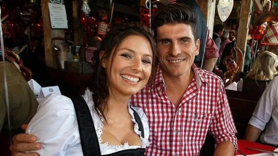 Марио Гомес би шута на гаджето си