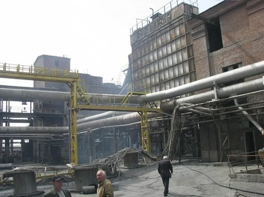 Уволнения вместо подаръци за металурзите